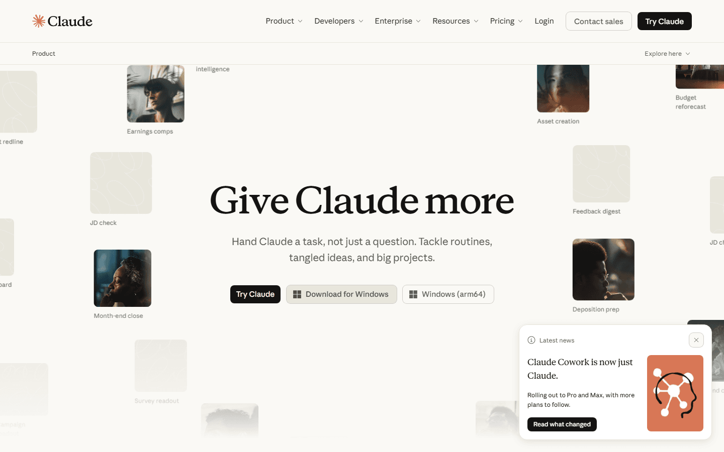 Claudes produktside med overskriften »Give Claude more« og knapperne »Try Claude« og »Download for Windows«. Nederst til højre står en nyhedsboks.