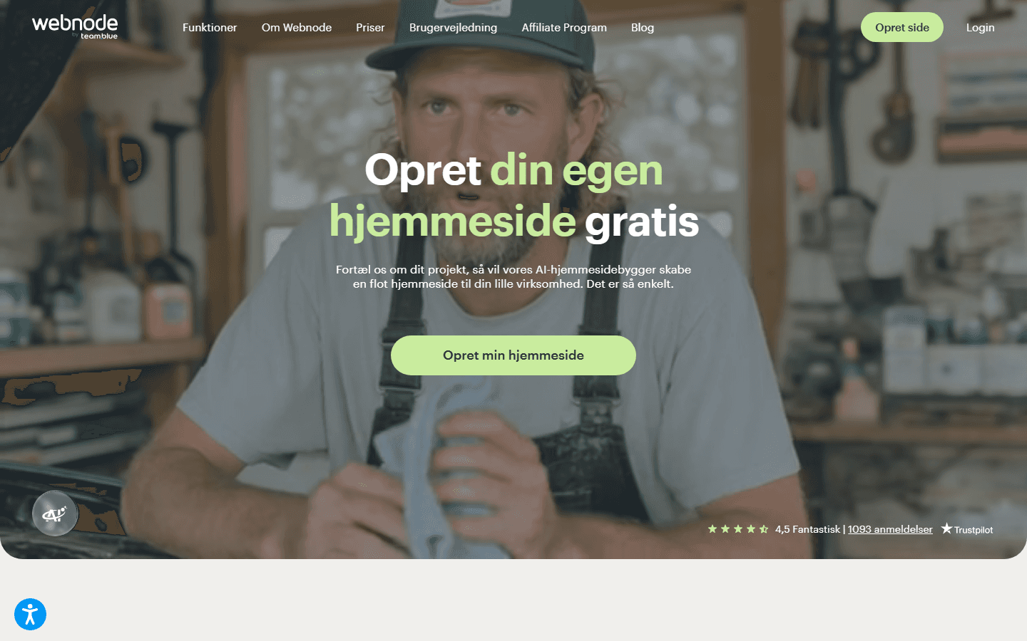 Webnodes danske forside med overskriften »Opret din egen hjemmeside gratis«, en linje om AI-hjemmesidebyggeren og knappen »Opret min hjemmeside« over et foto af en mand i et værksted